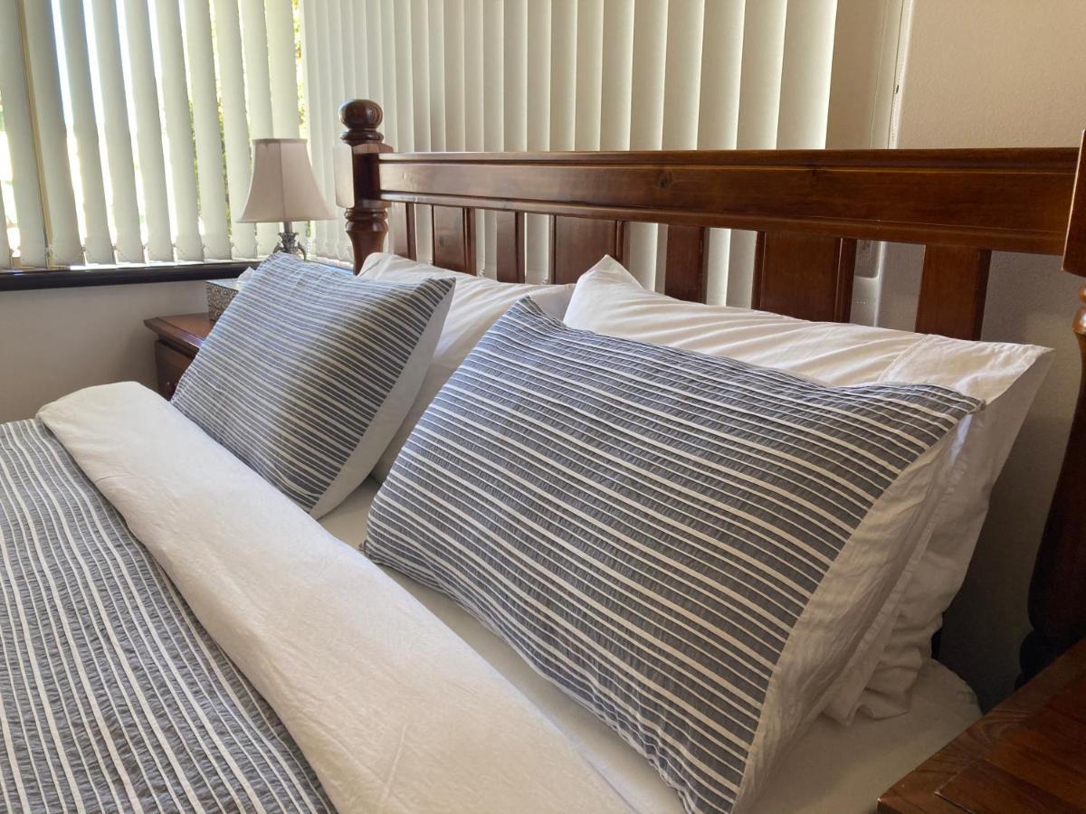 The Royal Dolphin Bed & Breakfast Safety Bay Рокингам Екстериор снимка