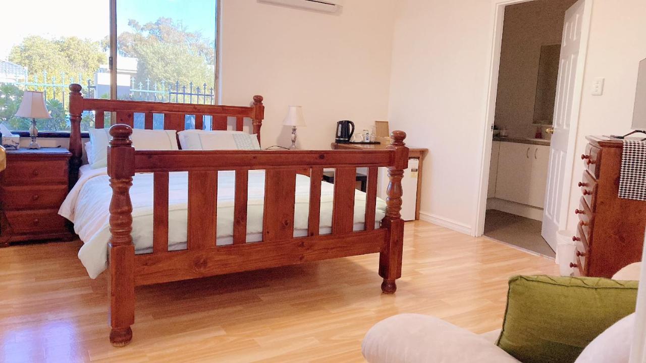 The Royal Dolphin Bed & Breakfast Safety Bay Рокингам Екстериор снимка