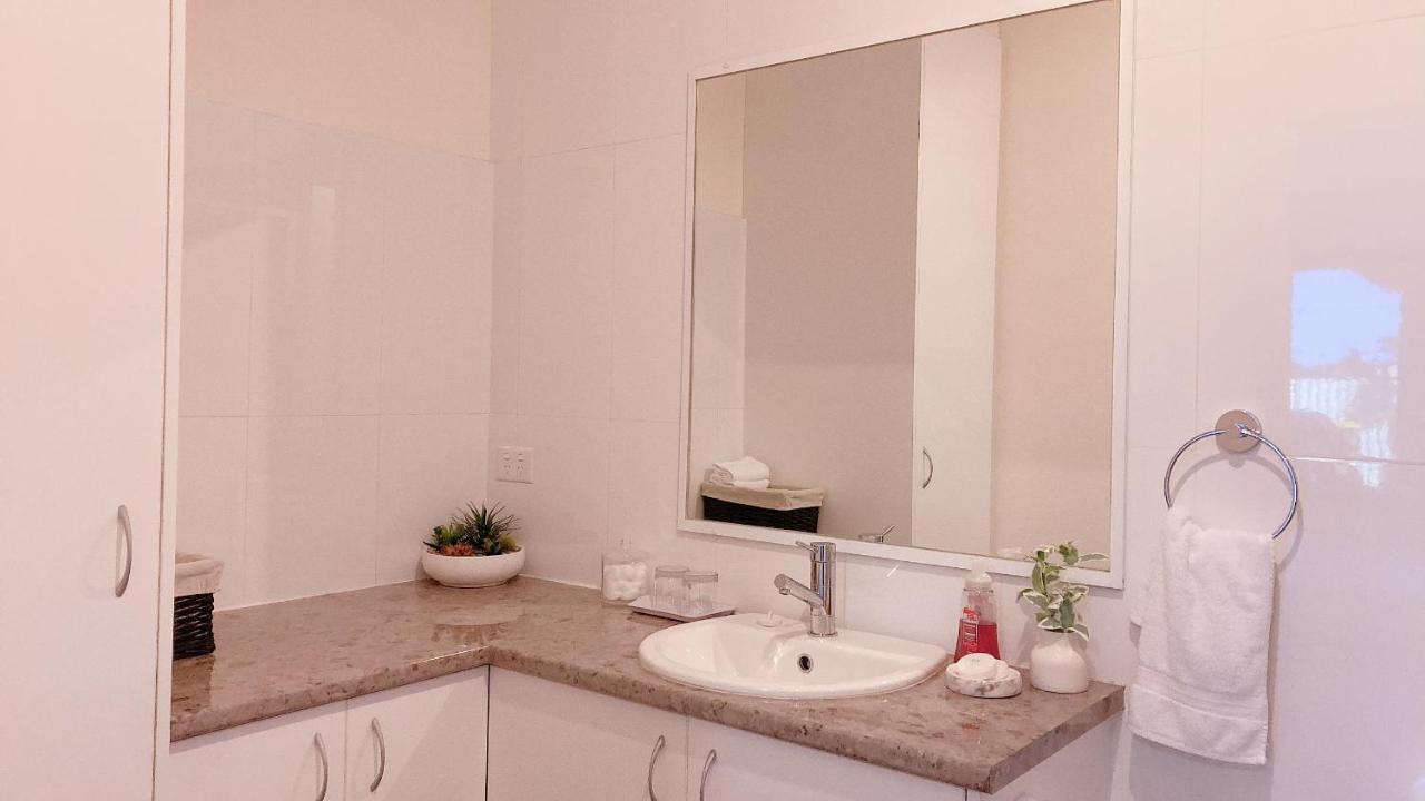 The Royal Dolphin Bed & Breakfast Safety Bay Рокингам Екстериор снимка