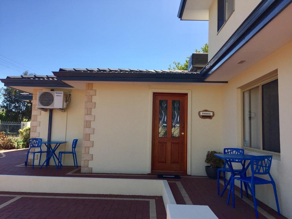 The Royal Dolphin Bed & Breakfast Safety Bay Рокингам Екстериор снимка