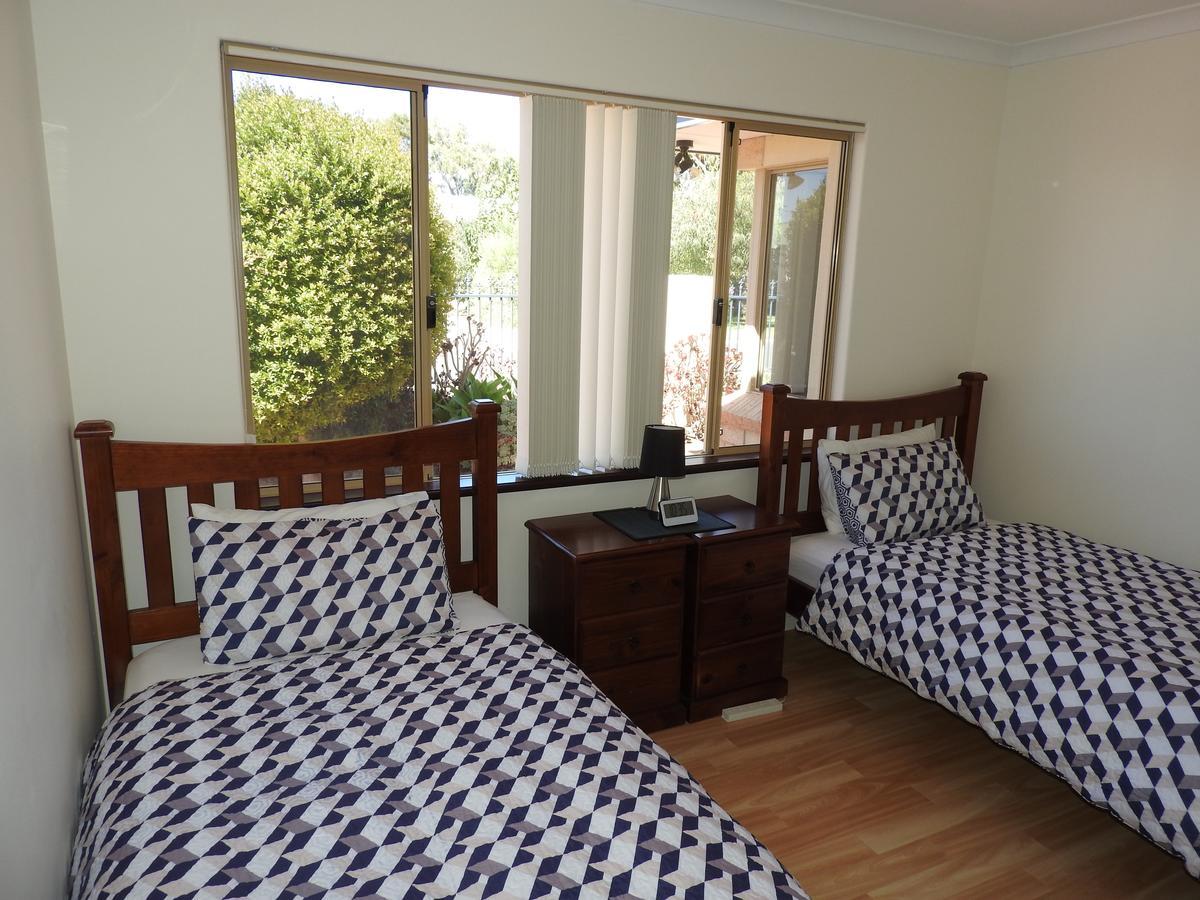 The Royal Dolphin Bed & Breakfast Safety Bay Рокингам Екстериор снимка