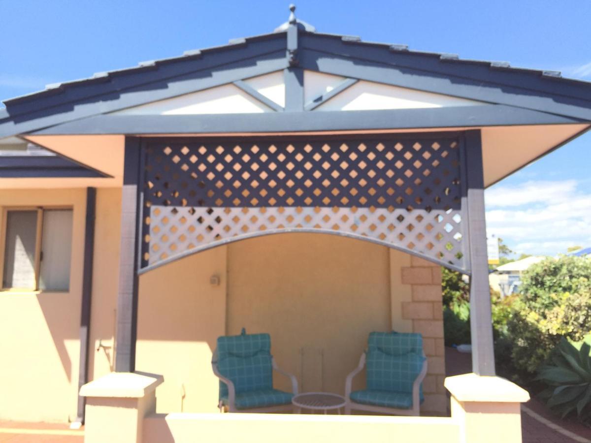 The Royal Dolphin Bed & Breakfast Safety Bay Рокингам Екстериор снимка