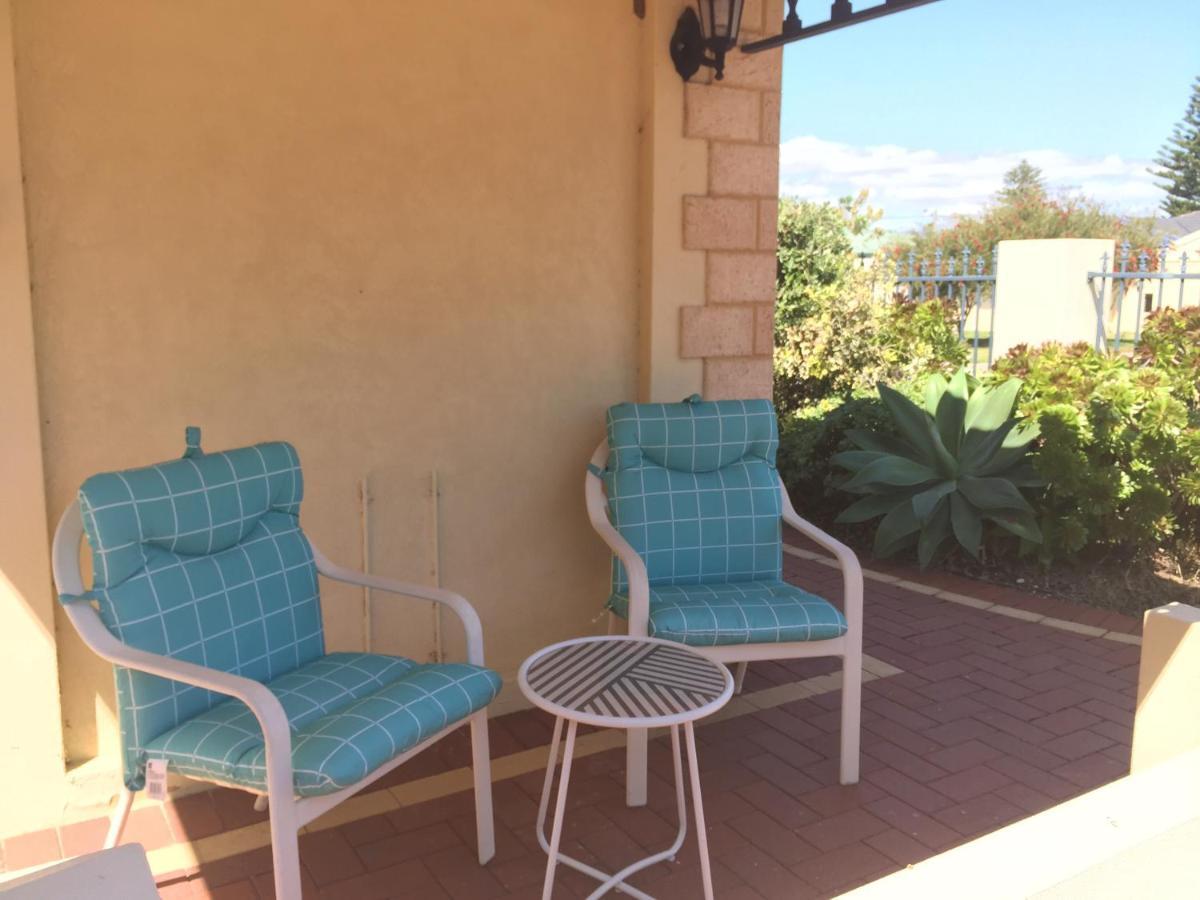 The Royal Dolphin Bed & Breakfast Safety Bay Рокингам Екстериор снимка